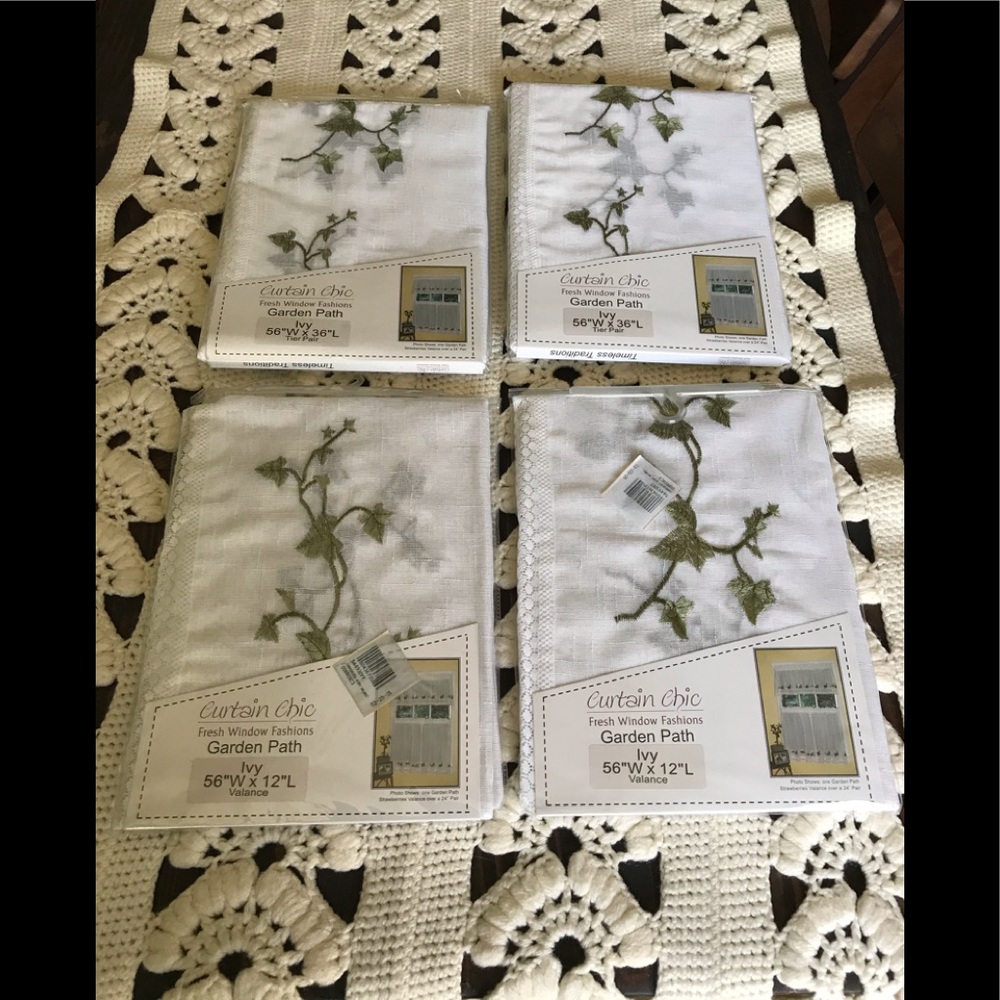 NWT Ivory Garden Path Curtin & Valence Set